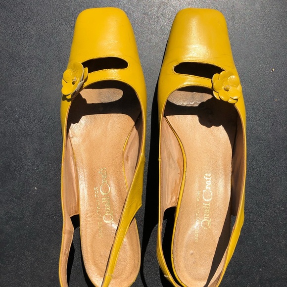 Vintage Low Heel Yellow Leather Sandals Size 8.5 - Picture 1 of 9